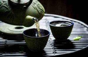 עישון תה ירוק להתנקות מניקוטין